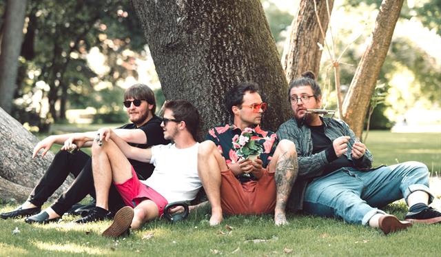 Eine Gruppe von Männern sitzt im Gras
